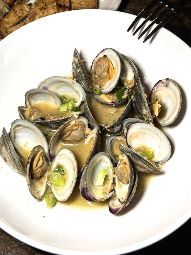 Garlicky. Buttery. Loaded with flavor.

Little neck clams steamed in Kona Big Wave with toasted garlic and butter.

Served with a side of our toastinis to soak up every last drop of that beer broth goodness.

We may be known for smoked meats, but our new menu shows seafood some love too.

Steamed clams are officially on deck.